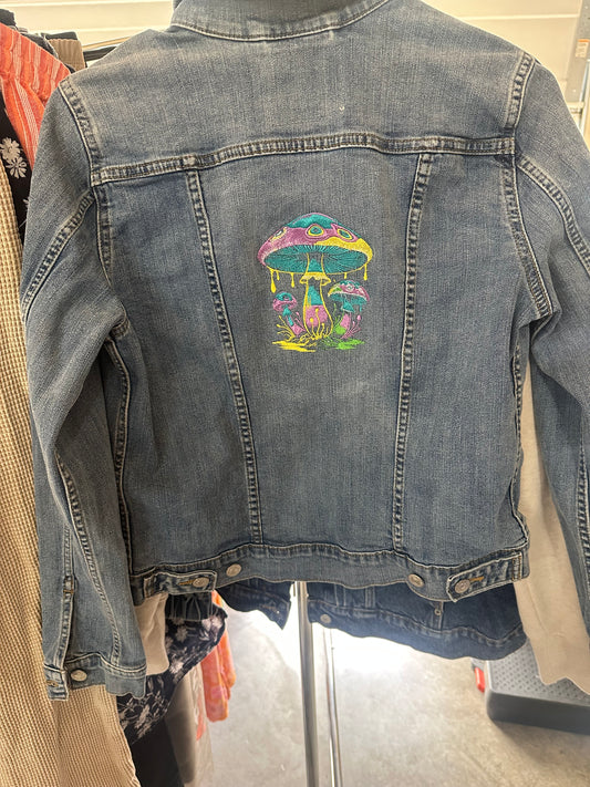 πMushroom Leviβs Denim Jacket. Size M.