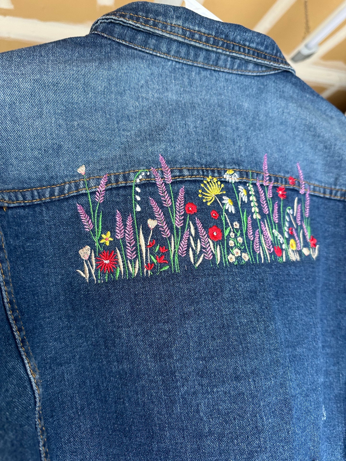 🌷Simply Stitched Cropped Floral Denim Jacket