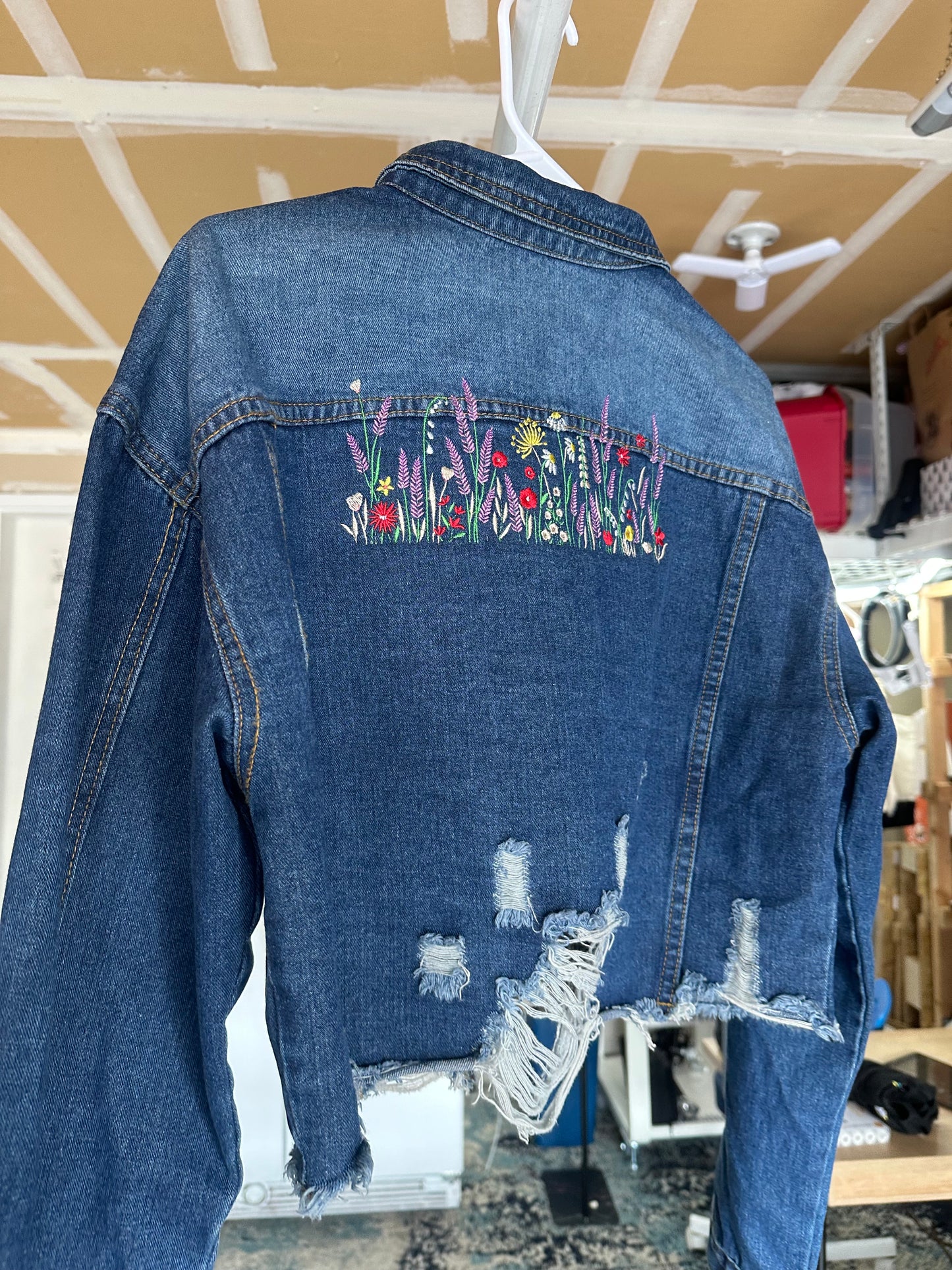 🌷Simply Stitched Cropped Floral Denim Jacket