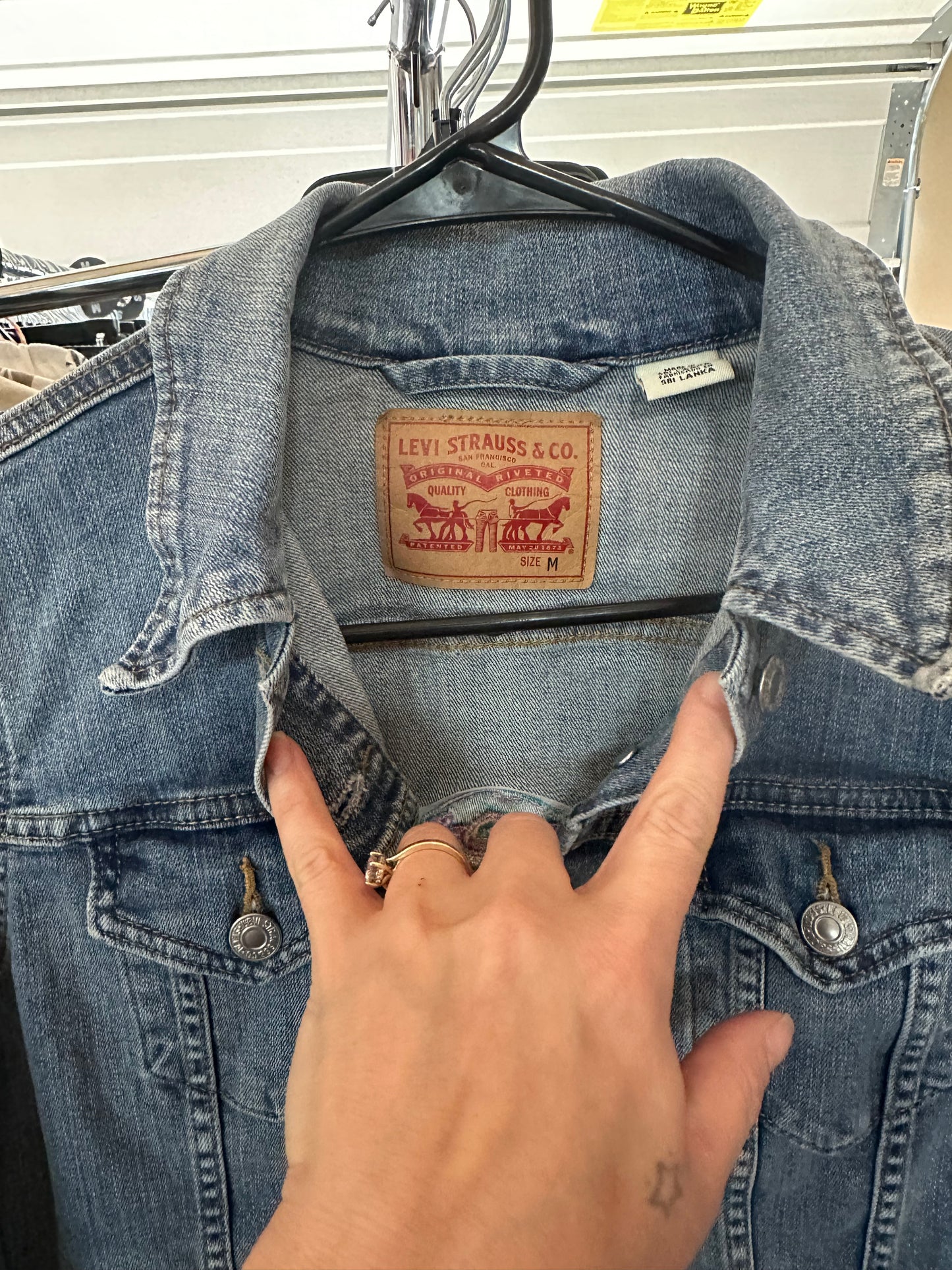 🍄Mushroom Levi’s Denim Jacket. Size M.