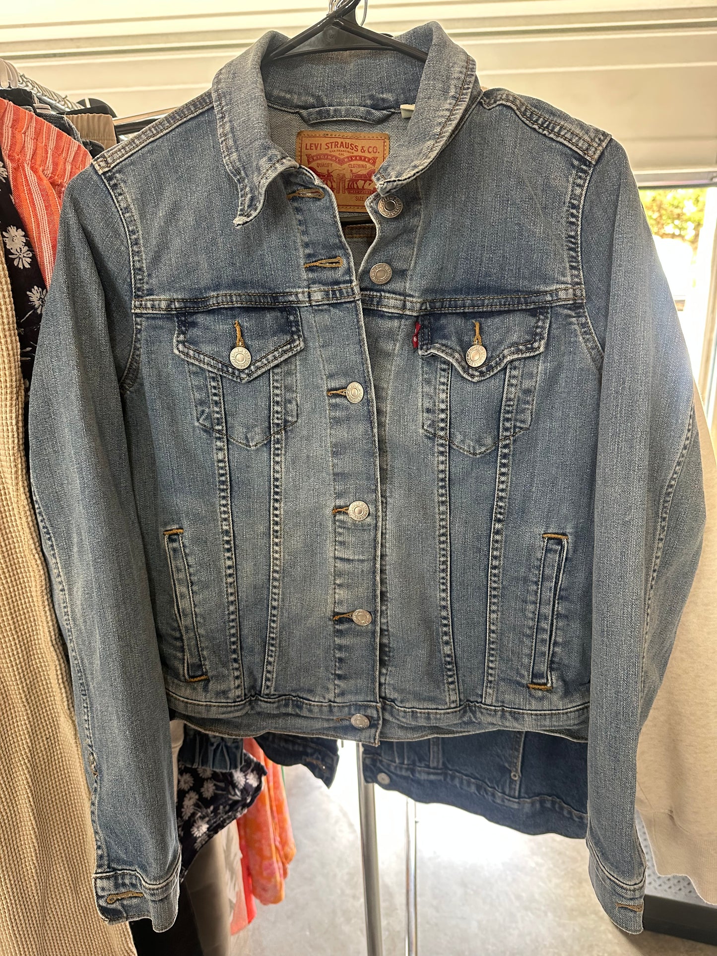 🍄Mushroom Levi’s Denim Jacket. Size M.
